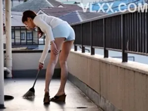 Tống tình cô nàng nhà bên khó ưa khi phát hiện ả bí mật làm gái mát-xa