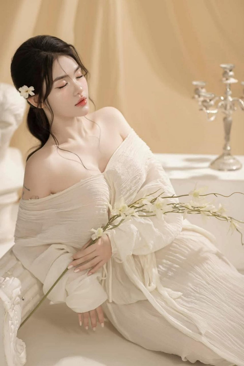 Cậu học sinh cu khỏe giúp cô giáo Miu Shiromine khỏi ốm